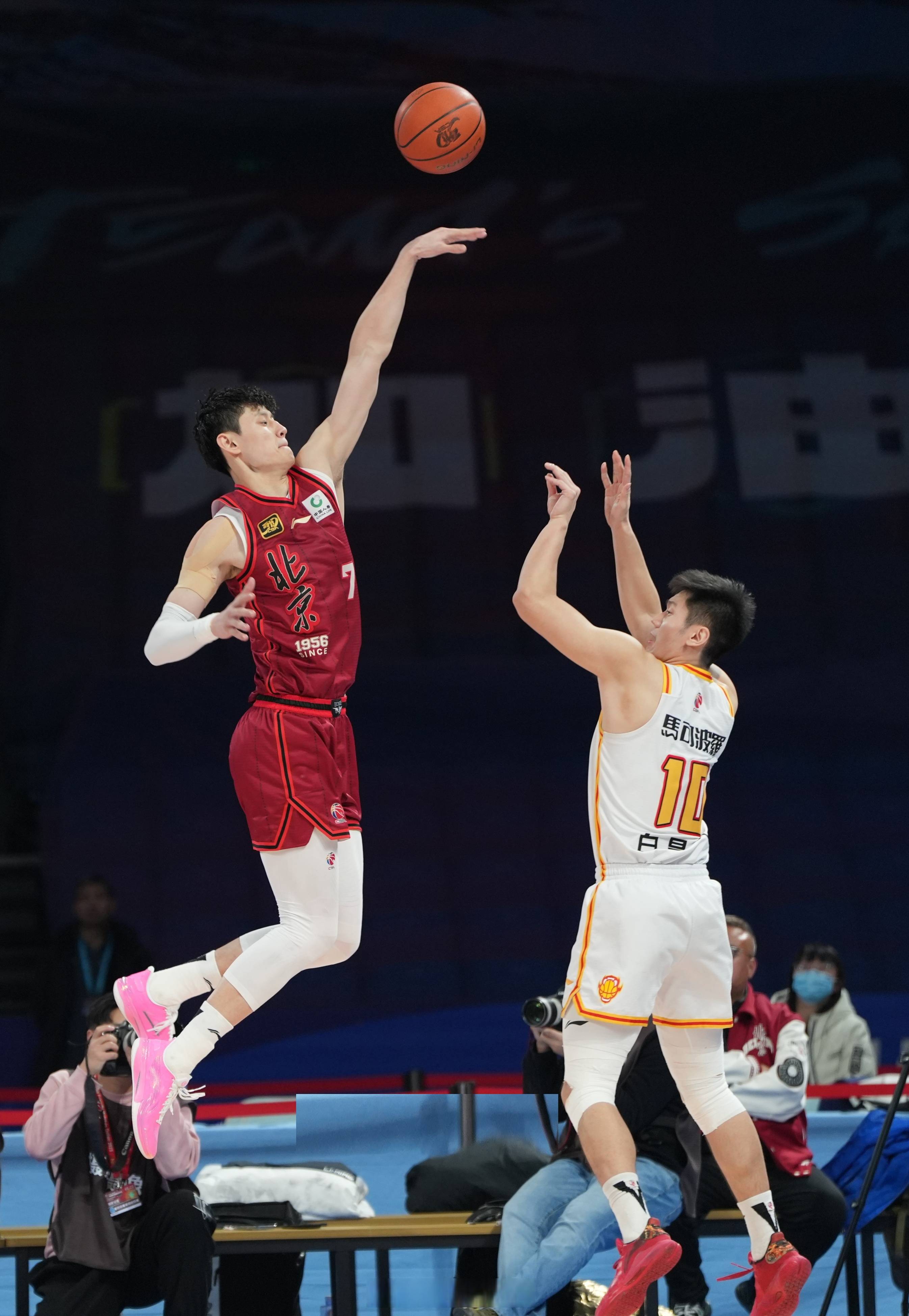 清晨CBA季后赛焦点战，巴黎圣日耳曼官宣签约，赛场秩序良好，球队文化再被提及的简单介绍