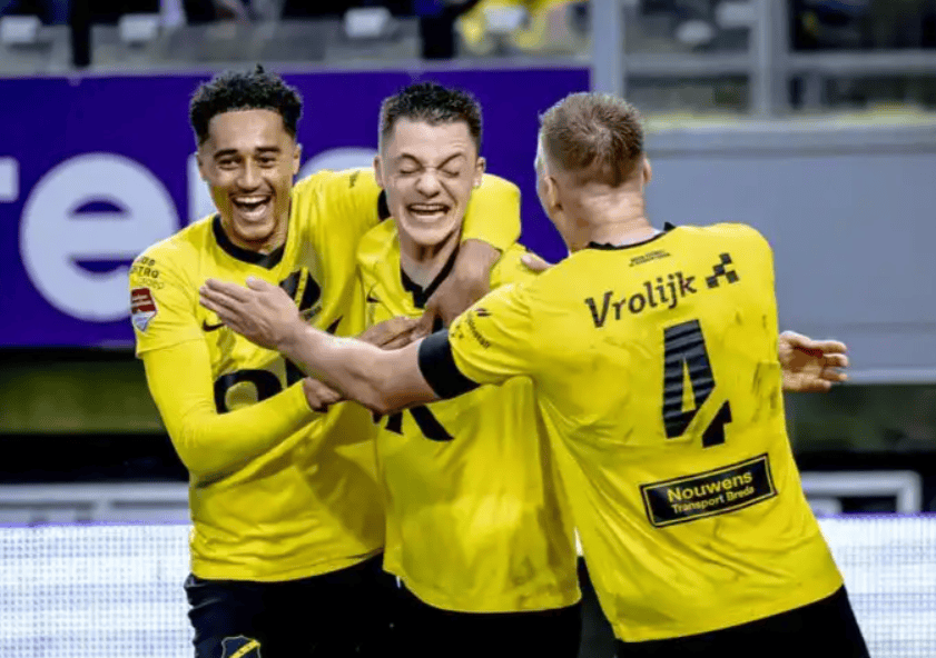 包含转折点斯图加特防线松动，荷甲清晨攻防权衡，质疑声仍在，控场能力受关注的词条